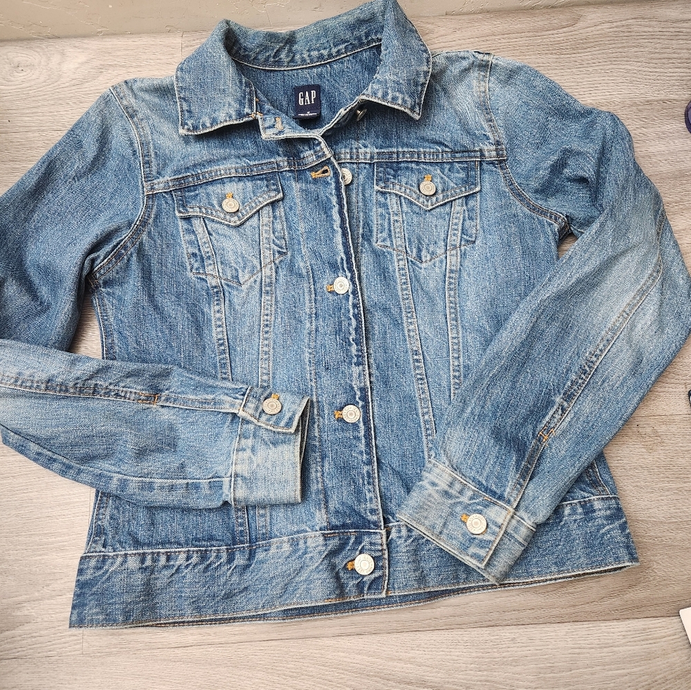 Vintage GAP Blue Jean Trucker Jacket Size M Denim Faded ‎ Y2K Timeless Classic